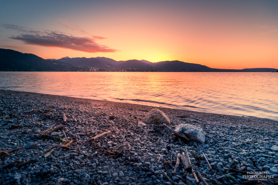 Sonnenuntergang in Kreuth am Tegernsee in Bayern mit Steinen im Vordergrund