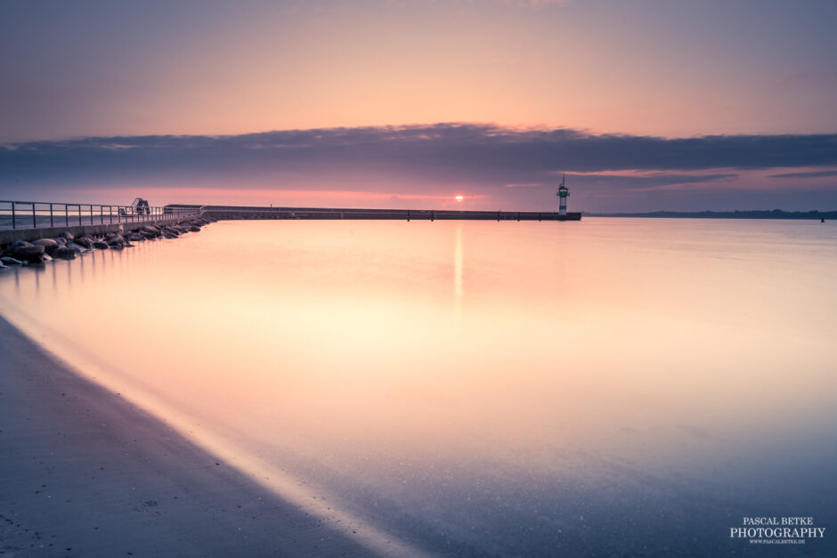 Sonnenaufgang in Travemünde an der Nordmole